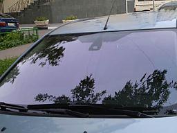 датчик дождя на лобовом стекле автомобиля